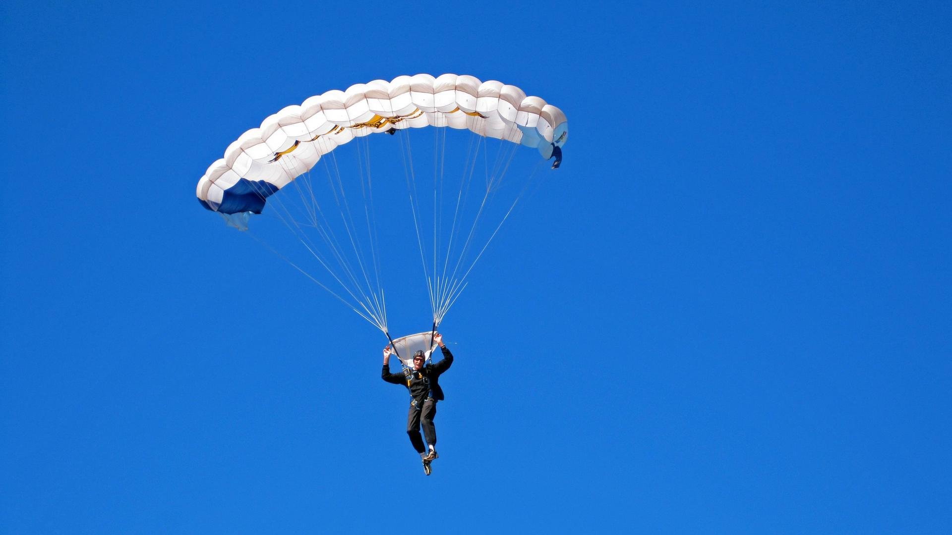 美国队冲线瞬间激发现场热情，美国队重新比赛